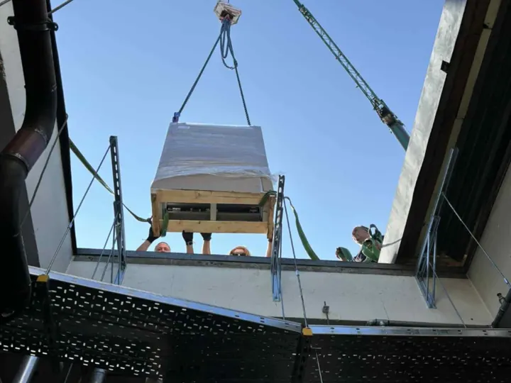 Csomagolt ipari berendezés beemelése tetőnyíláson keresztül
