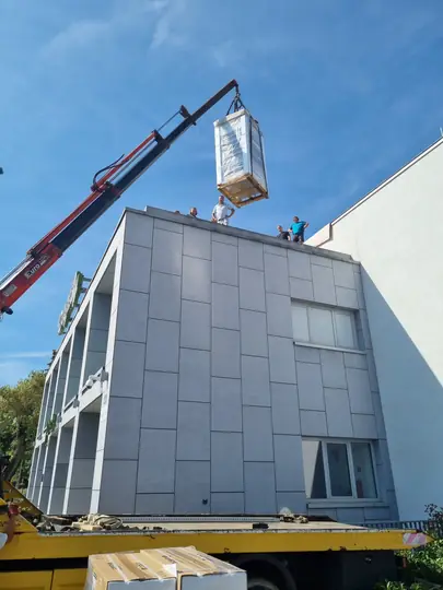 Csomagolt berendezés tetőszintre emelése KCR daruval