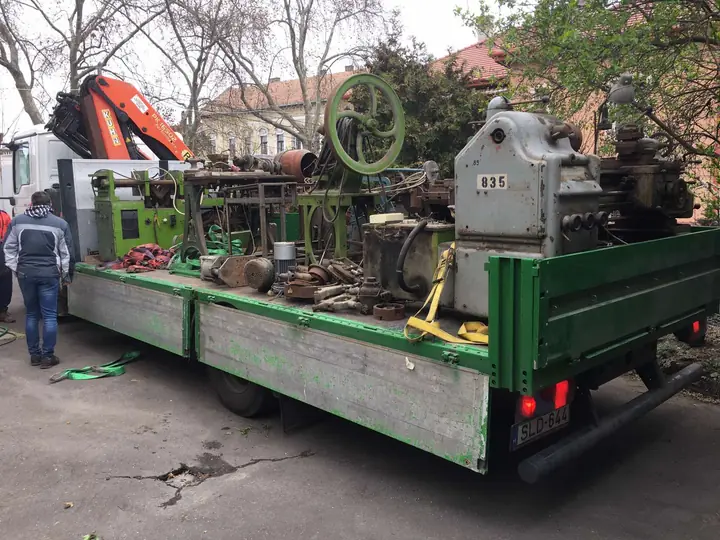 Nehézipari gép szállítása darus platós teherautón