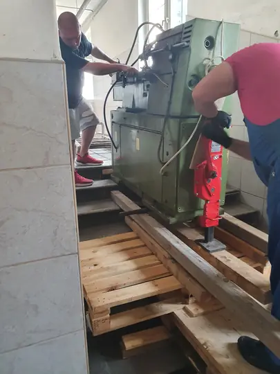 Ipari gép precíz helyszíni elhelyezése beltérben