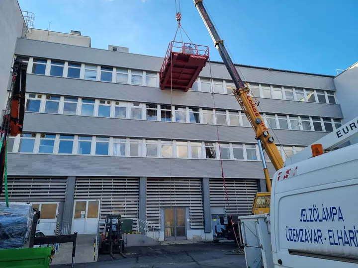 Acélszerkezet tetőszintre emelése darus autó és autódaru segítségével